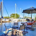 Portland Floating Home Getaway With Sauna!
