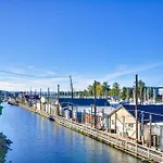 Portland Floating Home Getaway With Sauna!