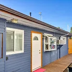 Portland Floating Home Getaway With Sauna!