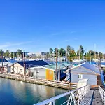 Portland Floating Home Getaway With Sauna!
