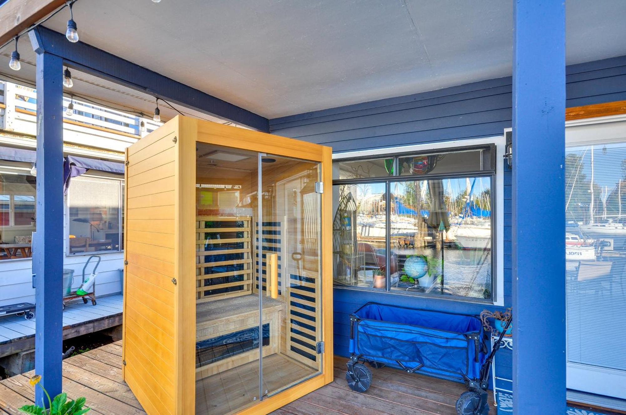 Floating Getaway With Sauna! Holiday home *